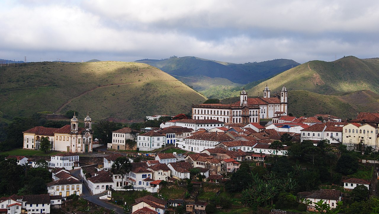 Veduta del centro storico di Ouro Preto, in Brasile, fra le colline